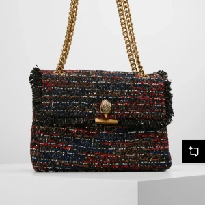 Flerfärgad  Kurt geiger väska  - Säljer en snygg axelväska i tweed med inslag av blått, rött, svart och guld. Väskan har en grov guldfärgad kedja och dekorativt spänne framtill , hör av er till mig för fler bilder 