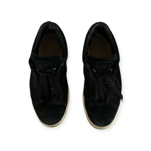 Eytys Doja - 43 - Svarta sneakers med vit sula - Svarta sneakers med platt, vit sula och snörning. Skorna har en enkel och stilren design med rund tå och är tillverkade i mocka. Perfekta för en avslappnad och trendig look. 
