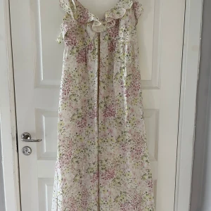 Blommig långklänning med volang - Långklänning från HM. Knappt använd. Storlek L