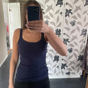 Mörkblått linne - Säljer en mörkblå ribbad linnetopp från Holly & Whyte i storlek S💕