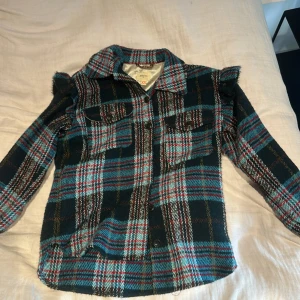 Bellerose overshirt - Säljer en super snygg rutig overshirt perfekt till hösten. Storlek XS och jätte bra skick. Köpt för 2000 men säljer för 700💗💗