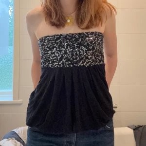 Glittrig topp - Glittrig tubtopp, står l på lappen men skulle snarare säga s/m💕