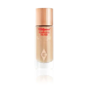 Charlotte Tilbury Flawless Filter 4 Medium - Hollywood Flawless Filter i nyansen 4 Medium från Charlotte Tilbury. Flytande formula i glasflaska med lyxig roséguldig kork. Ger glow och jämnar ut hudtonen, perfekt för en naturligt fräsch look. Aldrig använt bara testat på en ren hand!