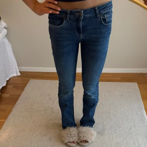 Lågmidjade utsvängda jeans  - Säljer populära blå lågmidjade utsvängda jeans!