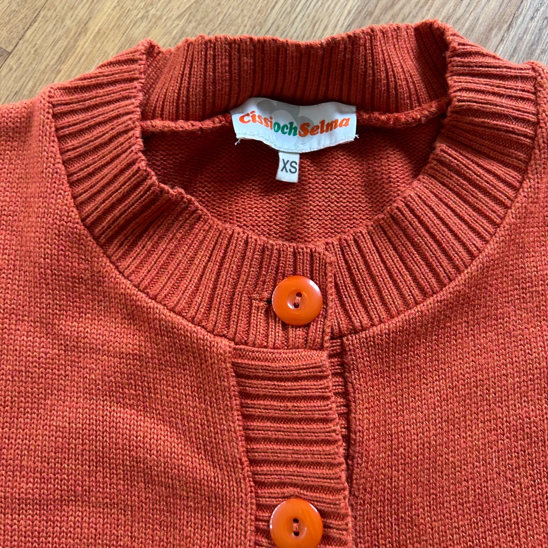 Rostfärgad stickad cardigan från Cissi och Selma - 2