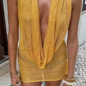 Gul stickad kortklänning med djup urringning - Säljer en gul stickad kortklänning med en öppen rygg, kan posta och eventuellt mötas upp om det är nära Västerås🥰, endast testad💕