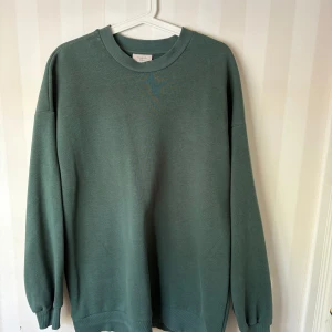 Grön sweatshirt från Gina Tricot  - Säljer en enkel och stilren grön sweatshirt från Gina Tricot i storlek L, använd 2-3 gånger🌸