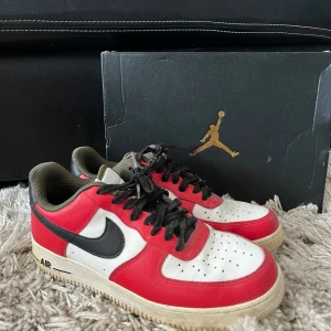 Nike Air Force 1 röd och vit - Säljer ett par Nike Air Force 1 som är egen designade i inspiration till air Jordan 1 Chicago. Användes lite i början, men nu har de dammat lite för länge, så kan nog komma till bättre användning hos någon annan😊 bud accepteras.