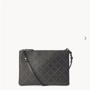 Väska från by malene birger - Väska från by malene birger, den är nästan helt ny  inga defekter alls på väskan! Säljer pgr av att den inte kommer till användning 💖