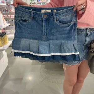 Jeanskjol med volang från DeSire - Supersöt blå jeanskjol från DeSire med volangkant och vit spetsdetalj. Strl S. nypris 500kr. Kom privat för fler bilder eller frågor!!❤️. 