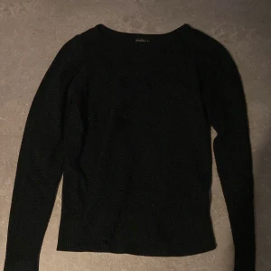 Svart stickad tröja från STOCKH LM - En svart stickad tröja från STOCKH LM i storlek XS. Tröjan har en klassisk rund halsringning och långa ärmar. Perfekt för dig som gillar en enkel och stilren look med en skön passform.