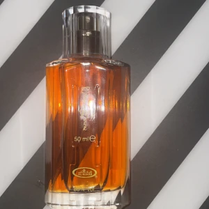 Al-Rehab Choco Musk parfym 50 ml - Ca 45ml kvar. Choco Musk parfym från Al-Rehab i en snygg, transparent glasflaska med guldtext och klar plastkork. Innehållet är bärnstensfärgat och flaskan rymmer 50 ml. Perfekt för dig som gillar varma, söta dofter med chokladtoner.