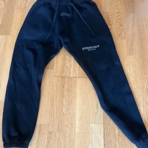 ESSENTIALS BYXOR (FOG) - Essentials fear of god| street