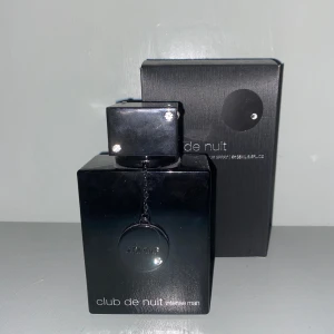 Club de Nuit Intense Man parfym - Club de Nuit Intense Man från Armaf är en ikonisk herrparfym i en stilren, (ca 90 ml kvar) svart fyrkantig flaska med silverdetaljer och kedja. Doften är känd för sina fräscha, träiga och citrusaktiga noter. Perfekt för dig som gillar eleganta och maskulina dofter. 