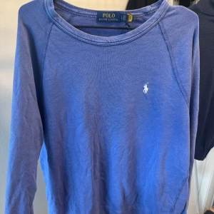 Blå långärmad tröja från Polo Ralph Lauren - Säljer en blå långärmad tröja från Polo Ralph. Storleken är L men sitter som en M.