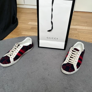 Gucci ace wool  - Säljer ett par feta Gucci skor. Limited edition Gucci ace wool skor. Nypris ligger på 11 tusen. Riktigt feta skor som man kan sig när man ska va fin men också på vardagen. En riktig komplimangsmagnet. Skick 10/9, använda ett fåtal gånger. 
