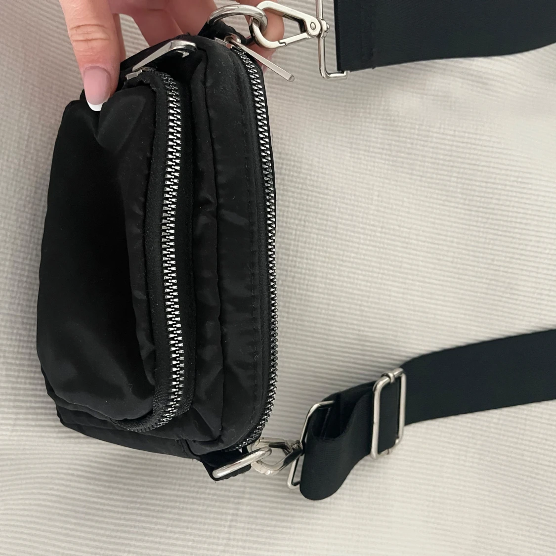 Svart axelväska med bred rem - 1