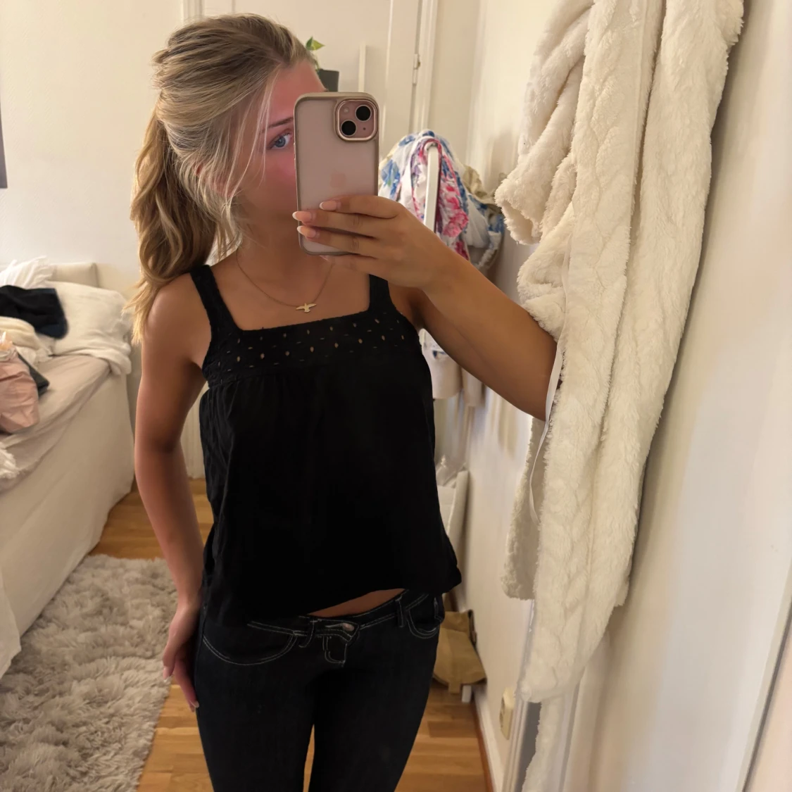 Svart ärmlös linnetopp med broderi - 1