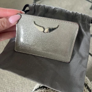 Zadig korthållare - Superfin korthållare från Zadig & Voltaire. Nypris 1100kr och tror ej den säljs längre