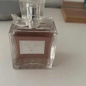 Miss Dior Blooming Bouquet parfym - Inköpspris 1500 säljer för 500. Några sprit tagna och tyvärr finns inte lådan( kan leta) Miss Dior Blooming Bouquet parfym i en elegant fyrkantig glasflaska med ljusrosa doft och en söt transparent rosett vid halsen. Flaskan har en silvrig spraypump och klassisk etikett framtill. Perfekt för dig som gillar fräscha och blommiga dofter.