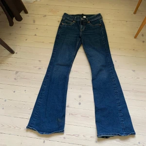 Mörkblå bootcut jeans - Snygga mörkblå jeans med bootcut-modell. De är lågmidjade! Använda någon gång!💗