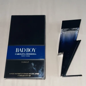 Bad Boy Cobalt parfym 100ml - Bad Boy Cobalt från Carolina Herrera 100 ml. Avgör mängd kvar själva men skulle säga ungefär 97% är kvar. Hör av er vid frågor! Kan sam frakta!