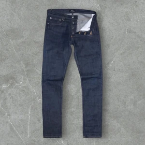 A.P.C selvedge jeans - Sjukt feta Selvedge A.P.C jeans // Storlek 28/32 // Kontakta för mer bilder och info!🙌🏻