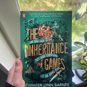 The Inheritance Games - Nypris 189kr 💚En spännande bok om arv, mysterier och dödliga spel. Perfekt för dig som gillar gåtor, hemligheter och oväntade vändningar. Följ Avery när hon kastas in i en värld av rikedom, kodade ledtrådar och farliga familjerelationer. Lätt att fastna i – du vill inte lägga ifrån dig den!