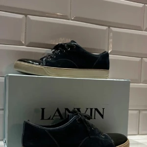 Lanvins mörkblåa  - Säljer ett par riktigt feta lanvins i storlek 44 men passar upp till 45, i sparsamt skick obs bara skorna ingår finns fler frågor är d bara att skriva 🙌