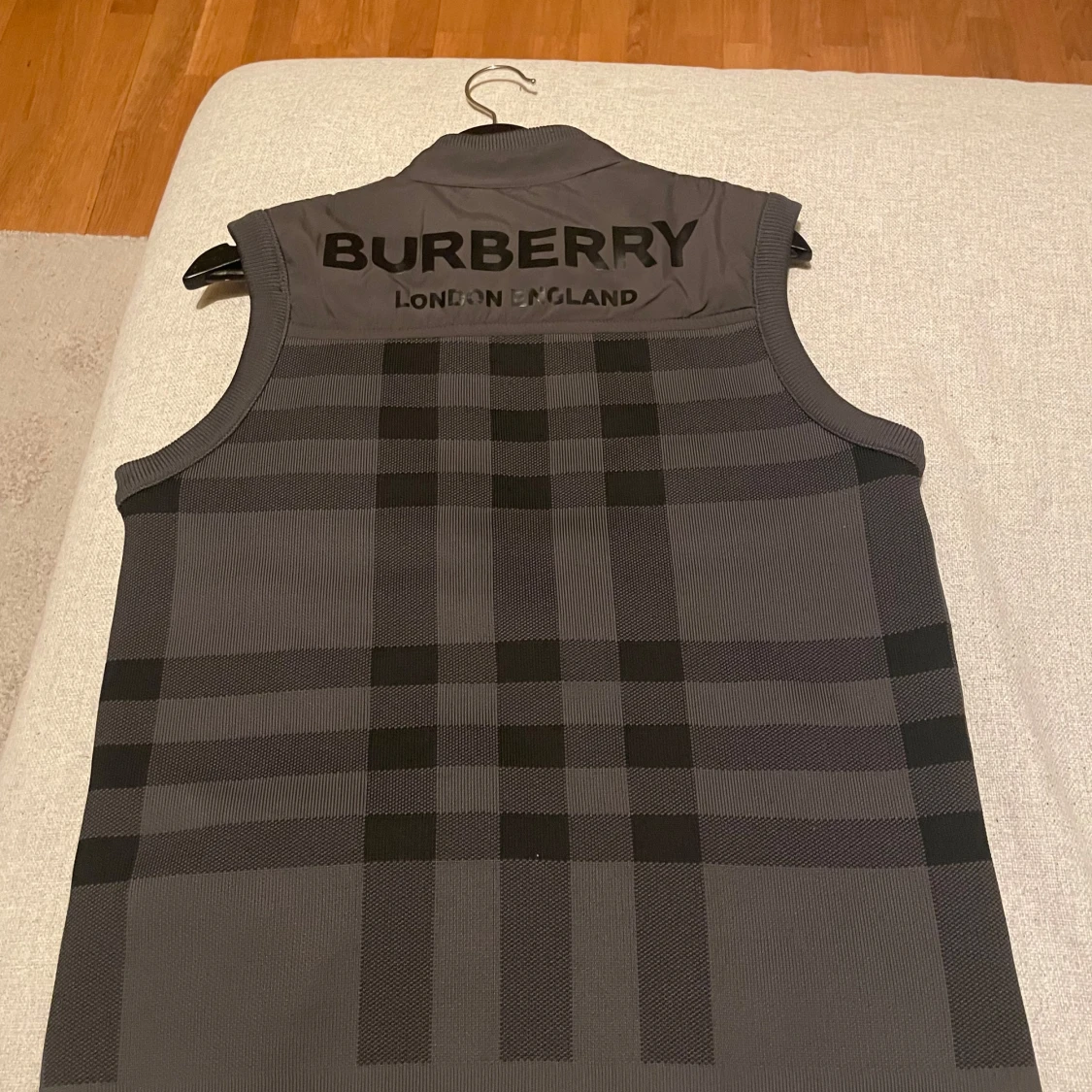 Svart quiltad dunväst från Burberry - 1