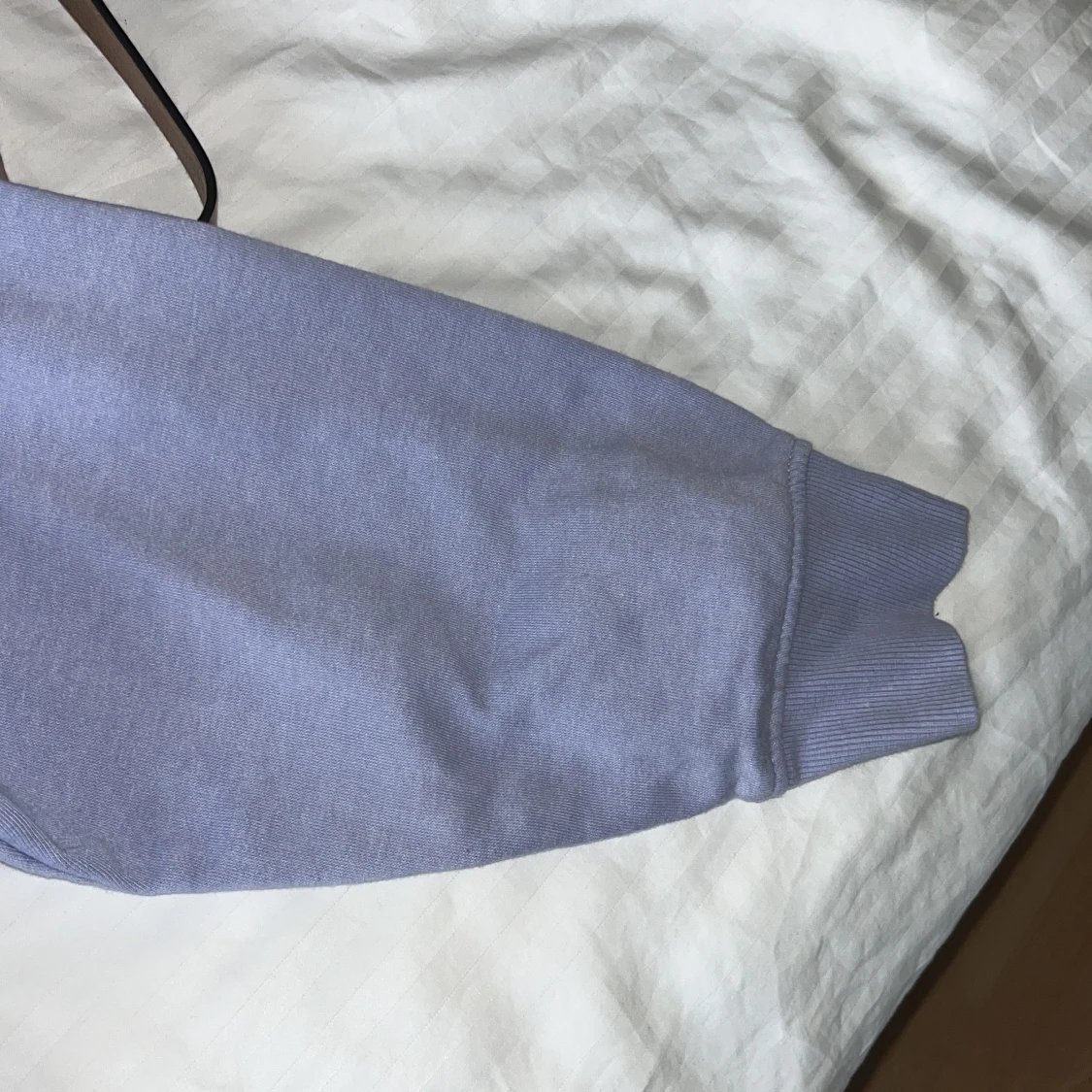 Ljuslila croppad sweatshirt från Zara - 2