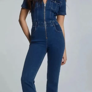 Blå jeans jumpsuit med dragkedja pull and bear - Snygg blå jeans jumpsuit med korta ärmar och markerad midja. Jumpsuiten har dragkedja framtill, fickor på bröstet med knappar och klassiska jeanssömmar. Materialet är denim och passformen är figurnära upptill med utsvängda ben😍😍