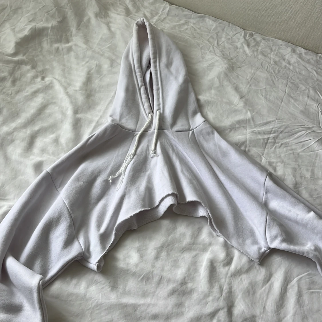 Vit croppad hoodie från PrettyLittleThing