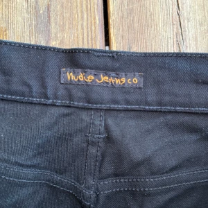 Svarta jeans från Nudie Jeans Co - Svarta jeans från Nudie Jeans. Slim fit, riktigt snygg tvätt, svart med mörkblå nyans. Aldrig använda endast testade, nypris 1800kr