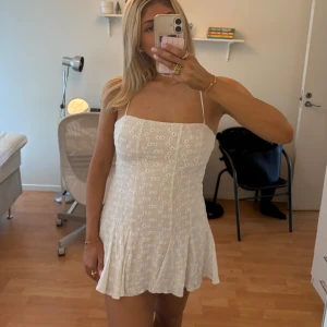 Kort klänning zara - Säljer denna drömmiga klänning som är helt slutsåld från zara, öppen i ryggen, sitter som S-M. Hur perfekt är inte denna till midsommar? 💗💗💗💗. Kolla in min sida för mer klänningar 💕