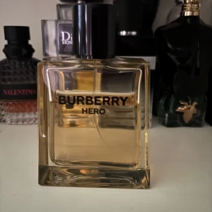 Burberry hero EDT - burberry hero EDT 100ml, köpte den för några månader sedan men använder den ej längre. Bedöm själva mängd enligt bilderna. Fräsch doft perfekt till sommaren. Hör av er med eventuella frågor !!snabb affär=bättre pris!!