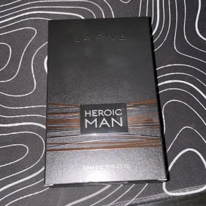 La rive Heroic Man - En parfym från La rive för man. Ny skick inte använd och luktar gott!