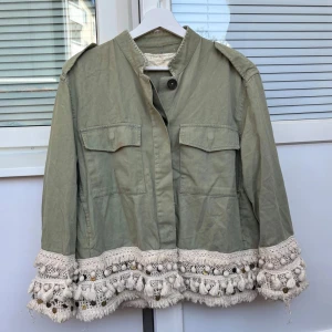 Zara jacka- intressekoll - Säljer denna tunna jackan från Zara! Den säljs inte längre och är i bra skick förutom att den är smutsig😇💓Inte provat tvätta bort fläckarna, vet ej vad det är!💓 sitter mer som en strl xs/s