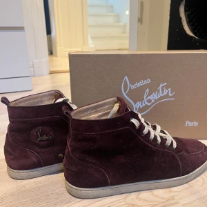 Christian Louboutin - Säljer nu ett par riktigt feta loubs i en mycket fin mörk vinröd färg. Strl 43. Skick 8/10, inga defekter. Hör av er vid mer funderingar! 