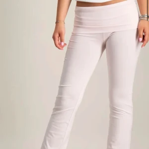 Rosa fold over  - Säljer ett par ljus rosa fold over yoga pants. Super bekväma älskar 