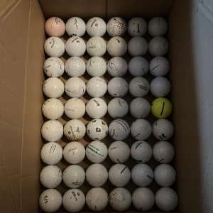 Golfbollar - Massor av golfbollar till värde av flera hundra, golfbollarna består av massor pro v1or, callaway, Wilson osv, jag tycker detta är ett rejält bra kap för priset🤩 Tar även byten!