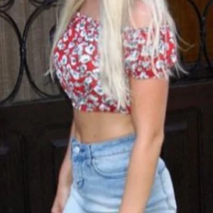 Croppad topp - Använd några få gånger, som ny, normal i storleken. Går att bära med axlarna nerdragna som bild 1 eller axlarna uppe som på bild 2