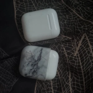 Två aripods skal - Båda är nästan helt nya o jag tappa bort mina airpods så har bara kvar skalet men jag köpte dom i äffar allt ät originellt har boxen till dom förutom själva airpodesen