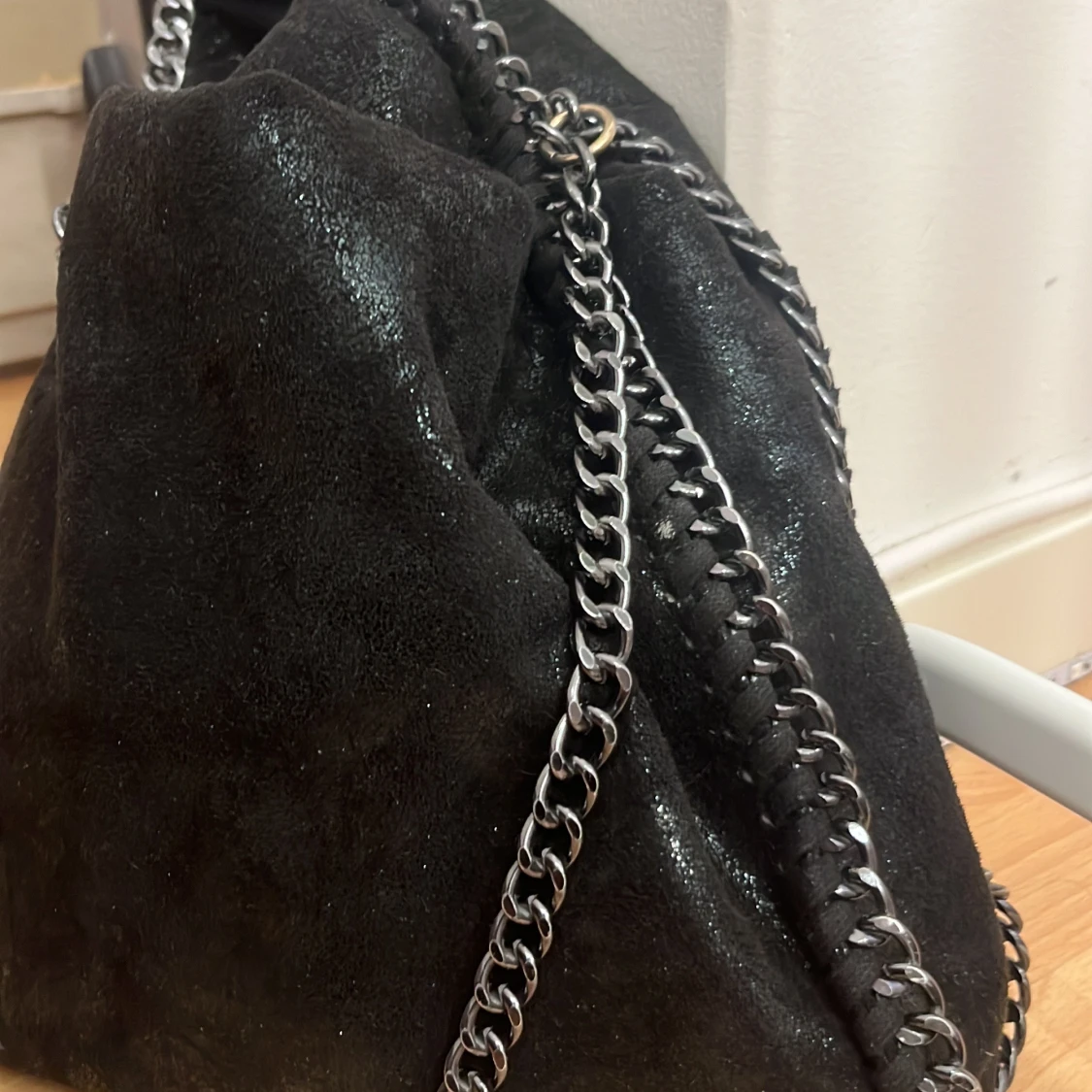 Svart axelväska med kedjedetaljer - 1