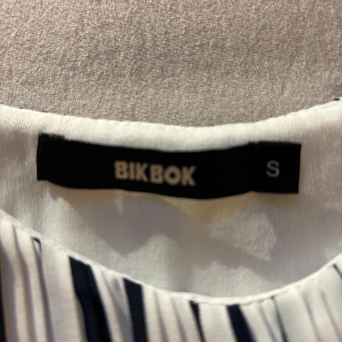 Randig volangtopp från BikBok - 2