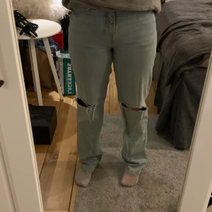 Håliga jeans - Snygga högmidjade jeans med hål för knäna! Tryck gärna på köp nu