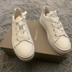 Gant skor - Säljer dessa vita sneakers från Gant i modellen ”Gant avonna”. Storlek 37. Bara använda 2/3 gånger och säljer endast för pga att dom är för stora för mig. Skriv för frågor eller bilder💕