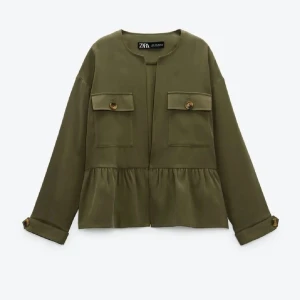 Olivgrön jacka från Zara med fickor - Snygg olivgrön jacka från Zara med två stora bröstfickor med knappar och dekorativa knappar vid ärmsluten. Jackan har en rak passform och rynkad nederdel som ger en cool look. Perfekt för sommaren och våren