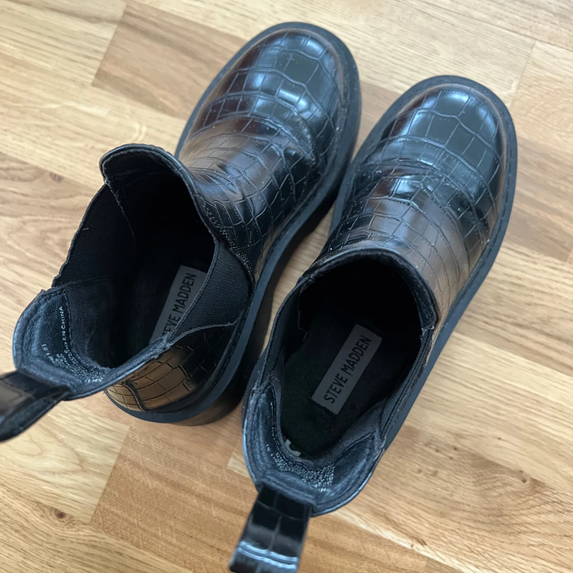 Svarta boots från Steve Madden med krokodilpräglat mönster - 4