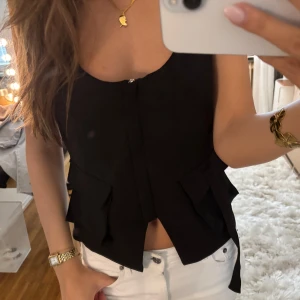 Svart ärmlös topp med fickdetaljer - Super ball topp, passar till fest!!💕💕